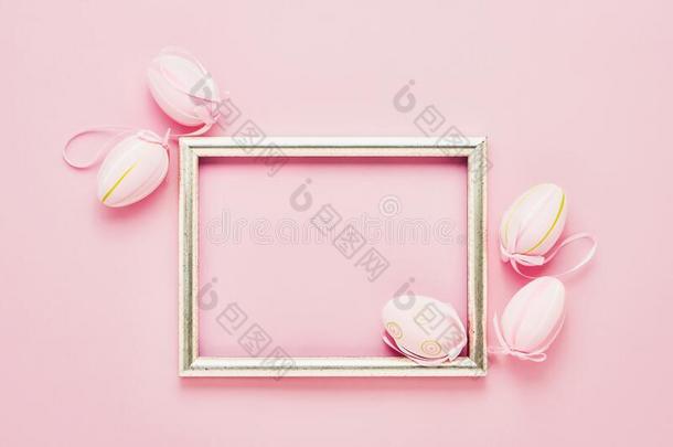 复活节背景.装饰的粉红色的复活节卵和郁金香花