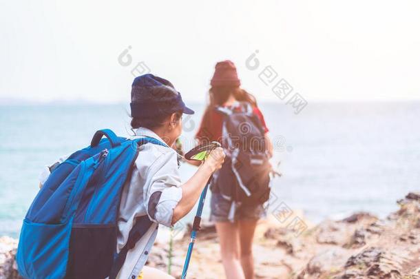 年幼的冒险活动<strong>女人脚步</strong>行向沙砾采用指已提到的人乡村