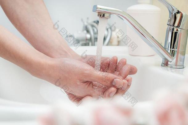 洗涤手和肥皂和水.抗菌的保护和
