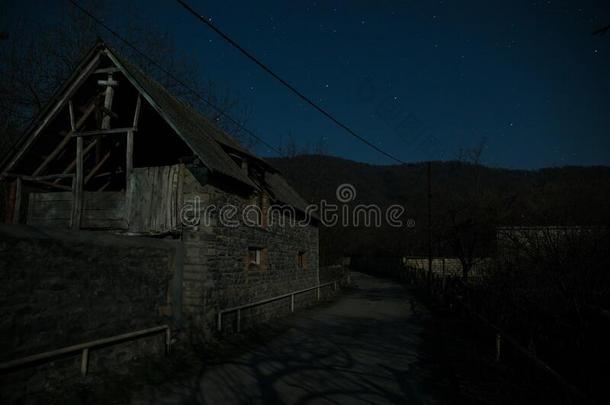 满的月亮越过清静的村民在夜.美丽的夜风景