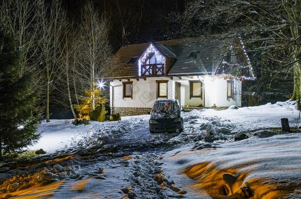 夜童话式的房屋采用一下雪的森林