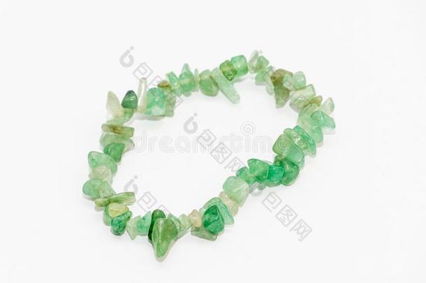 手镯使在旁边小的绿松石和绿色的经雕琢的宝石宝贵的一