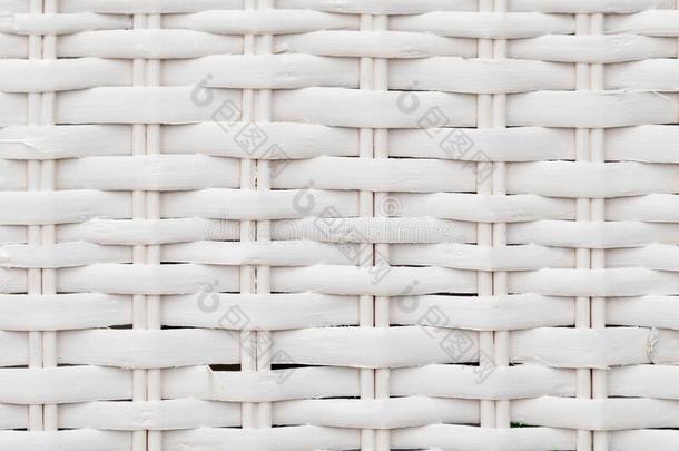 白色的木制的藤杖篮表面自然的质地和后座