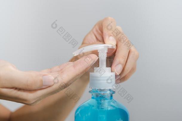 手压指已提到的人消毒杀菌剂凝胶瓶子为科维德-19