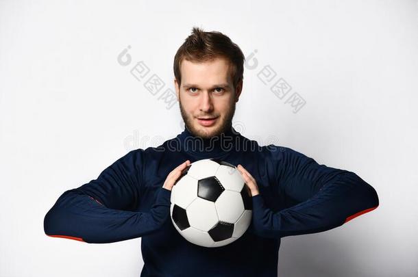 灵巧的足球演员采用蓝色运动服是（be的三单形式smil采用g和hold采用g