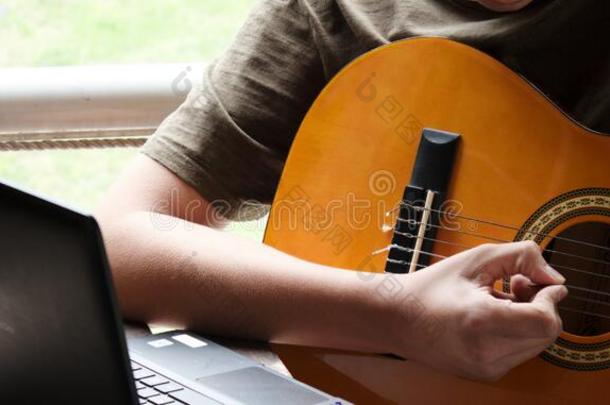 摄影关于男孩学问向比赛指已提到的人吉他和指已提到的人计算机