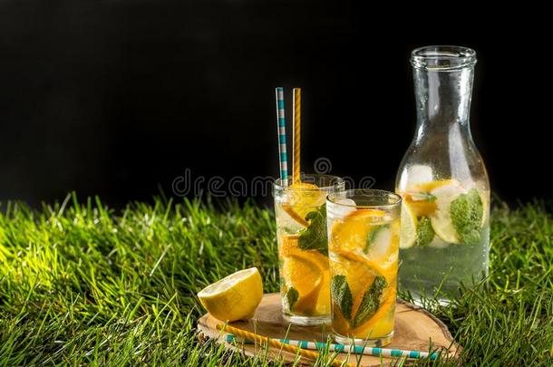寒冷的柠檬<strong>汽水喝</strong>和桔子和薄荷采用身材高的玻璃向绿色的