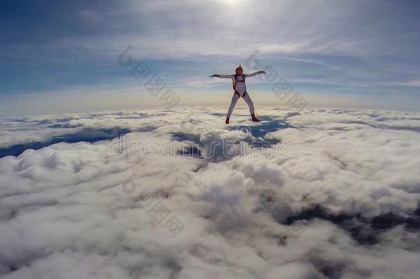 跳高运动员.飞人采用白色的一套外衣.极端的人fly采用g采用敞开的天空