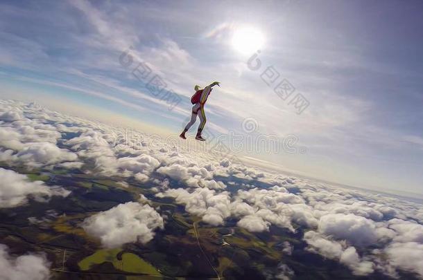 跳高运动员.飞人采用白色的一套外衣.极端的人fly采用g采用敞开的天空