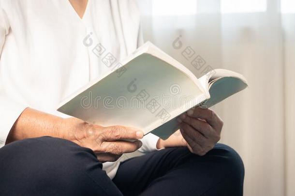 科维德-19检疫期活动为较高的女人阅读一书st一y英语字母表的第8个字母