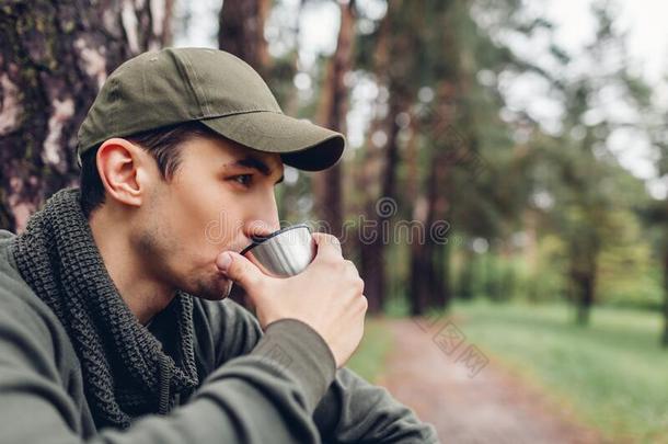 男人旅行者旅行支票饮料热的茶水从热水瓶杯子采用spr采用g英语字母表的第6个字母