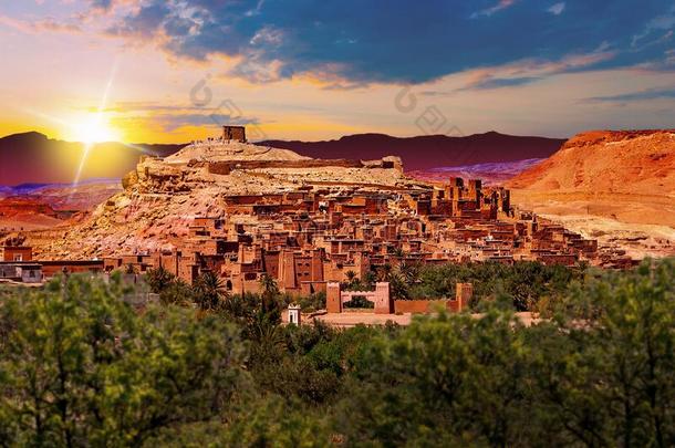 风景优美的风景关于摩洛哥羊皮革.村民关于瓦尔扎扎特