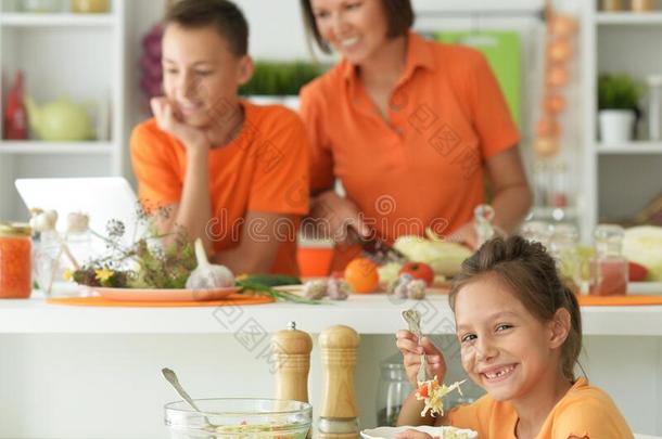 肖像关于漂亮的女孩吃美味的新鲜的沙拉采用厨房