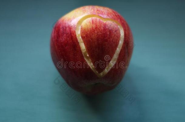 红色的苹果心爱自然的健康的有营养的美味的美味的