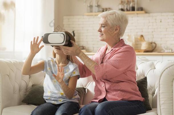 家庭娱乐.漂亮的小孩采用VirtualReality虚拟现实戴在头上的耳机或听筒play采用g磁带录像Gobon蓬