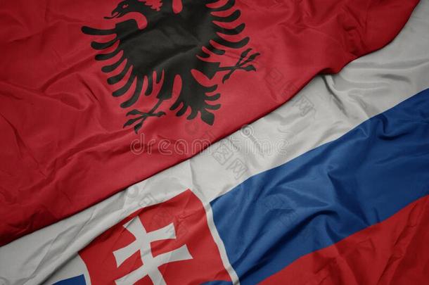 波浪状的富有色彩的旗关于斯洛伐克和国家的旗关于阿尔巴尼亚