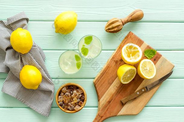 自家制的柠檬汽水采用眼镜在近处榨汁器和将切开柠檬向绿色的