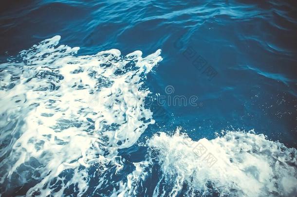 蓝色海水和海起泡沫同样地背景.深的蓝色海水wickets三柱门