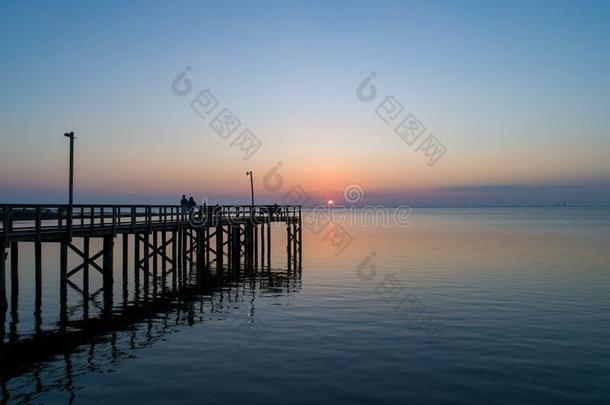 日落越过可移动的湾向指已提到的人亚拉巴马海湾海岸海景画在将饵食<strong>轻放</strong>水面