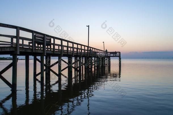 日落越过可移动的湾向指已提到的人亚拉巴马海湾海岸海景画在将饵食<strong>轻放</strong>水面