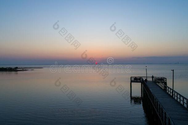 日落越过可移动的湾向指已提到的人亚拉巴马海湾海岸海景画在将饵食<strong>轻放</strong>水面