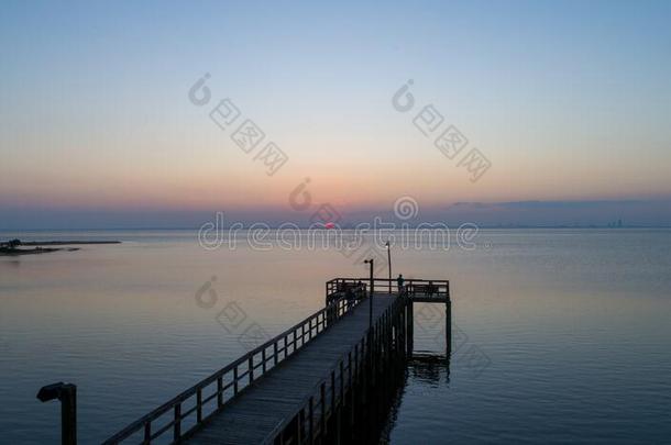 日落越过可移动的湾向指已提到的人亚拉巴马海湾海岸海景画在将饵食轻<strong>放水</strong>面