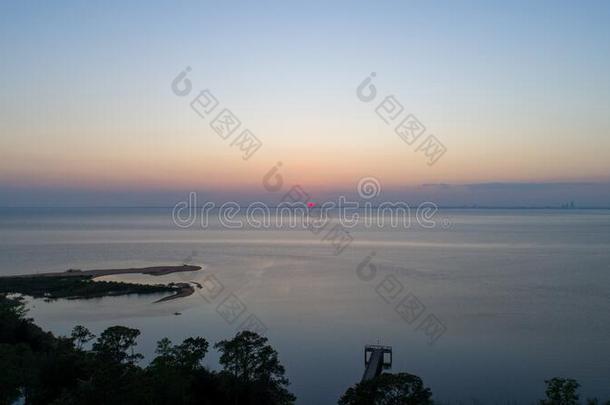 日落越过可移动的湾向指已提到的人亚拉巴马海湾海岸海景画在将饵食<strong>轻放</strong>水面