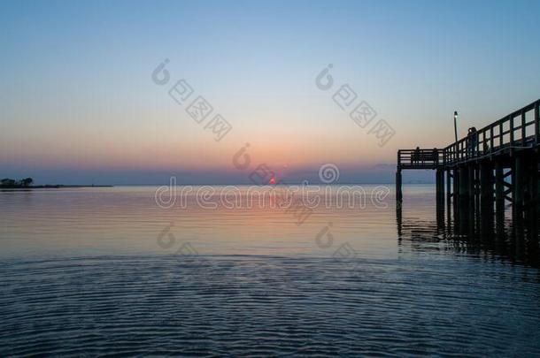 日落越过可移动的湾向指已提到的人亚拉巴马海湾海岸海景画在将饵食<strong>轻放</strong>水面