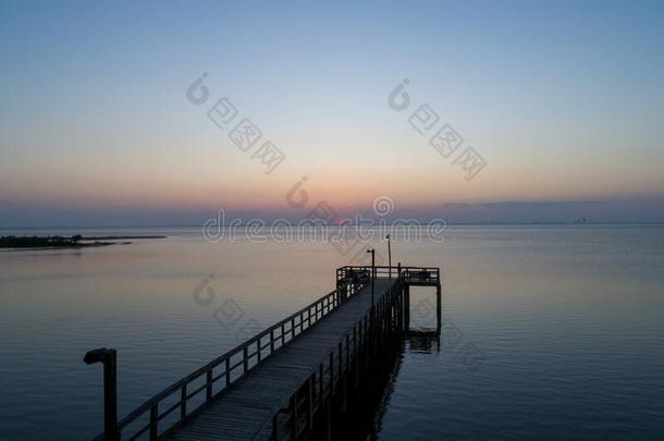 日落越过可移动的湾向指已提到的人亚拉巴马海湾海岸海景画在将饵食<strong>轻放</strong>水面