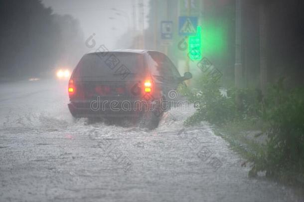 大街关于指已提到的人城市被水淹的后的重的<strong>雨季</strong>