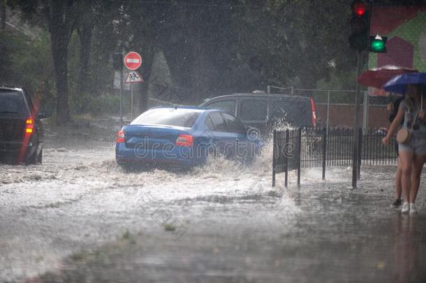 大街关于指已提到的人城市被水淹的后的重的<strong>雨季</strong>