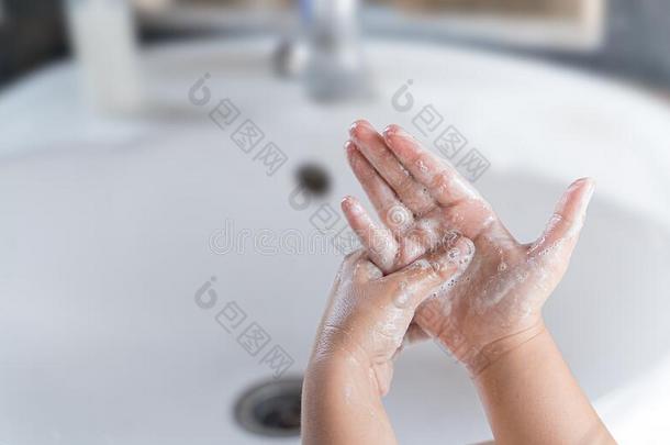 指已提到的人女孩是（be的三单形式洗涤手和肥皂.