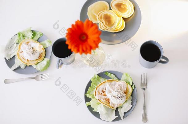 健康的有营养的美味的早餐.烙饼,<strong>水煮</strong>鸡蛋向ceramic陶器的