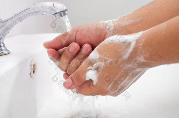 洗涤手在旁边肥皂为安全从日冕病毒