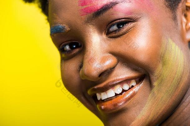 裁切不正的看法关于微笑的非洲的美国人女人和身体艺术