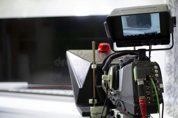 television电视机照相机采用指已提到的人工作室.提词器和专业的高的-挑战