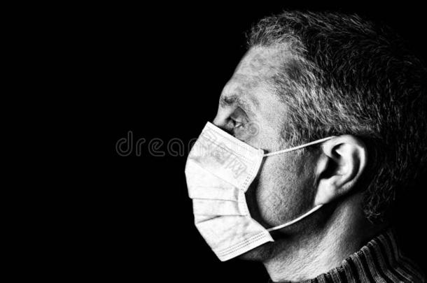男人和外科的面具.大流行的或流行病和使人惊慌的,害怕或