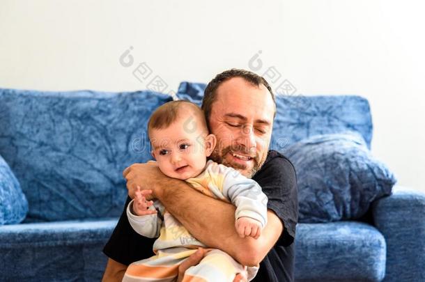 婴儿和父亲拥抱<strong>挚爱</strong>地开销隔离的时间一