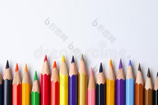 颜色铅笔向白色的背景,空间为文本.横幅设计