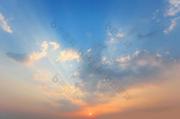 美丽的阳光通过一云向蓝色天b一ckground一tThailand泰国
