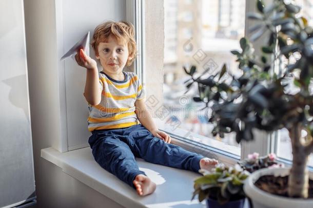 男孩一次在近处窗.停留家观念,日冕形病毒科维德-19