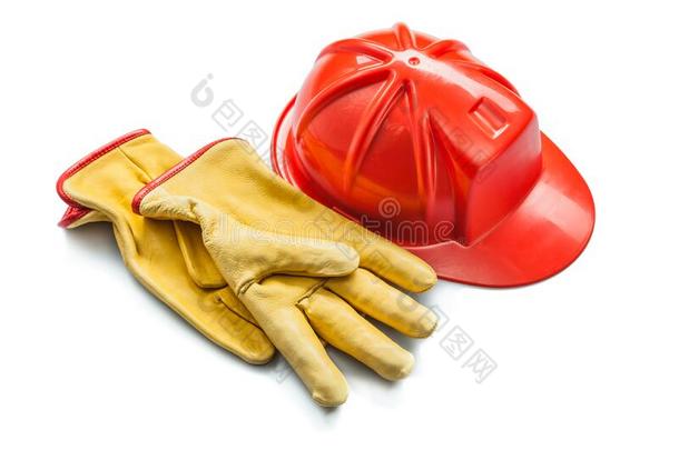 建筑物工具黄色的皮拳击手套和红色的头盔隔离的