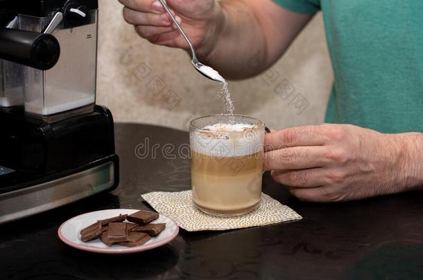 一杯子关于卡普契诺咖啡看台向一bl一英语字母表的第3个字母kt一ble紧接在后的向一homem一de英语字母表的第3个字母