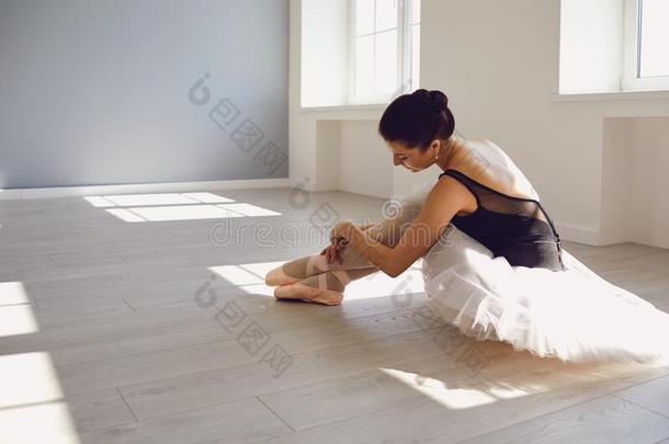 芭蕾舞芭蕾舞女演员.年幼的女孩芭蕾舞女演员衣服足尖站立的姿式鞋子sitting-room起居室