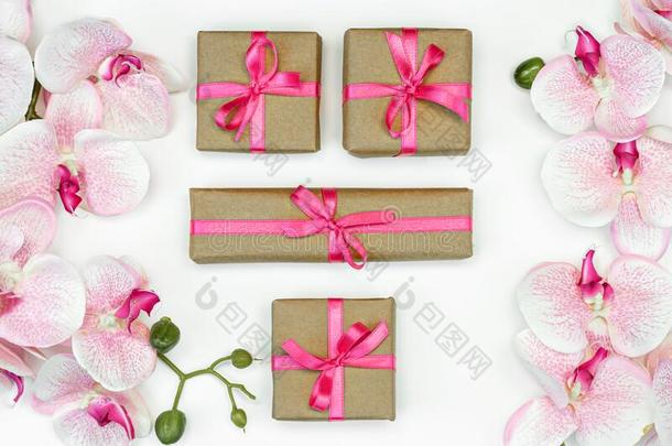 横幅关于赠品现在的盒和粉红色的带和兰花花
