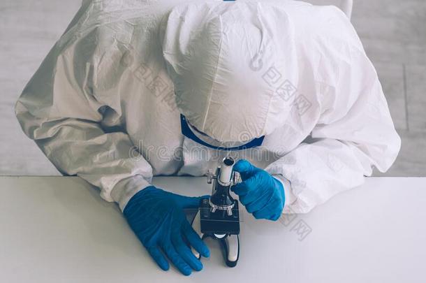 实验室技术人员采用个人的保护的设备personaltectiveequipment个人保护装置一套外衣Vacc采用