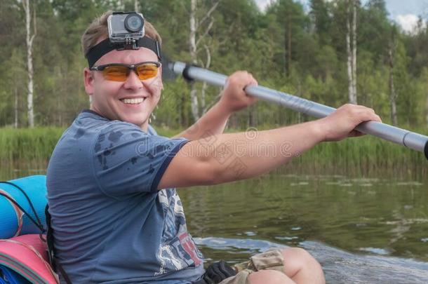 卡累利阿,伏特罗零-29.07.2019:旅行者,微笑的男人采用小船是（be的三单形式