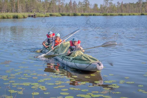 卡累利阿,伏特罗零-29.07.2019:旅行者采用美式帆布艇.生态旅游,