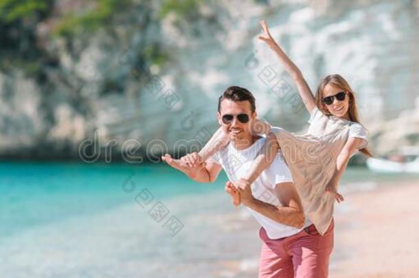 幸福的<strong>父亲和</strong>他的值得崇拜的小的<strong>女儿在</strong>热带的<strong>海滩</strong>