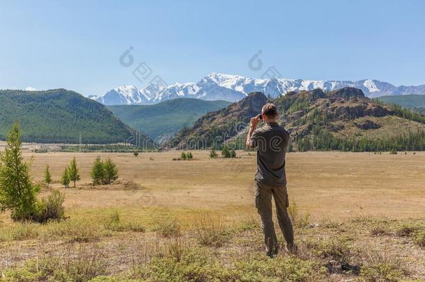 别卢哈山山为拍照在旁边旅行者.看法关于别卢哈山登上